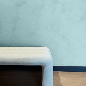 Korqpaint Lora op de muur